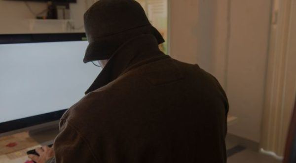 peligros-de-internet-hombre-misterioso-frente-a-pc